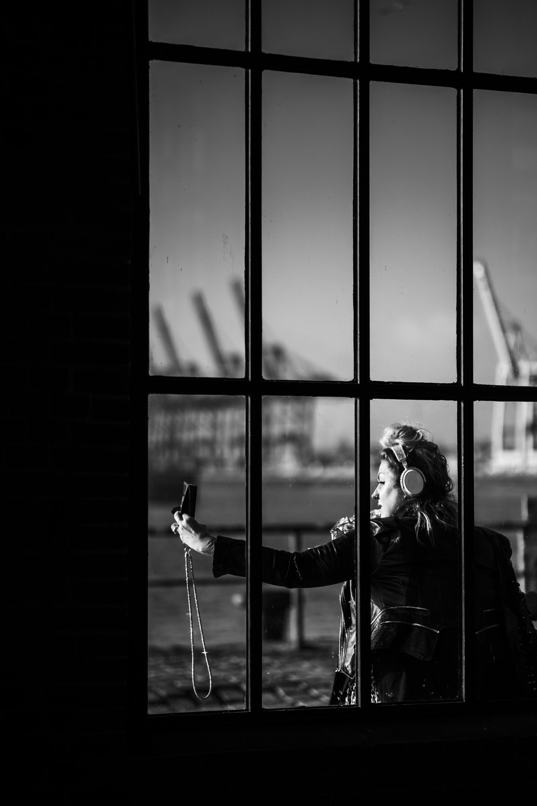 Am Telefon, hinter Glas